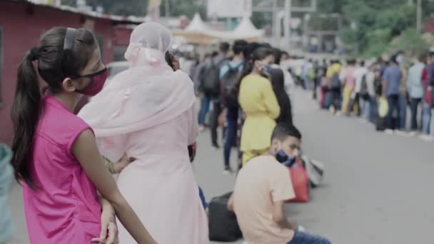 Passagiers die aankomen op het station in Corona pandemie situatie, wachten daar registratie in de rij in India. — Stockvideo