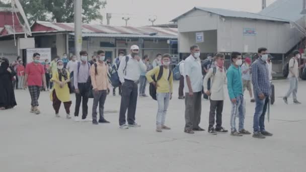 Пасажири, які прибувають на залізничний вокзал у місті Корона, чекають на реєстрацію інді.. — стокове відео