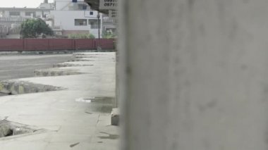 Hindistan 'daki Corona salgını nedeniyle boş otobüs terminalinin görüntüsü. 