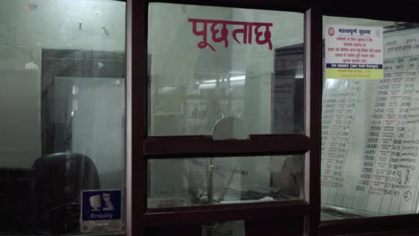 Een enquête teller op het station in India, tijdens de Corona epidemie. — Stockvideo