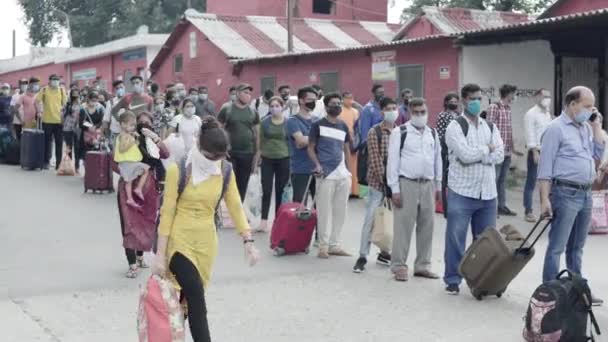 Passagiers die aankomen op het station in Corona pandemie situatie, wachten daar registratie in de rij in India. — Stockvideo