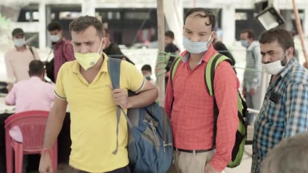 Spoorwegpassagiers dragen gezichtsmasker als gevolg van corona-epidemie in India. — Stockvideo