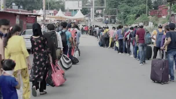 Passagiers die aankomen op het station in Corona pandemie situatie, wachten daar registratie in de rij in India. — Stockvideo