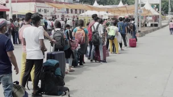 Passagiers die aankomen op het station in Corona pandemie situatie, wachten daar registratie in de rij in India. — Stockvideo