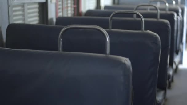 Hermosa foto de la silla de coche en el ferrocarril indio, la India tiene el tercer lugar en la red ferroviaria más grande del mundo. — Vídeo de stock