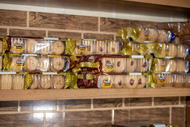 Hindistan 'da pastane bisküvileri satışa hazır. Bu bisküviler farklı lezzetlerle çok popüler..