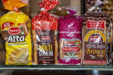 Bir dükkandaki farklı ekmeklerin güzel fotoğrafı, Atta ekmeği bu tür yerlerde çok popüler.. 