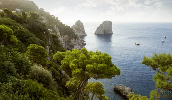 Rochers Faraglioni près de l'île de Capri, Italie — Photo