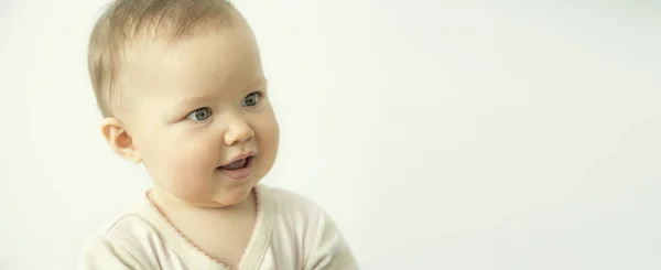 Retrato de um bebê bonito rindo — Fotografia de Stock