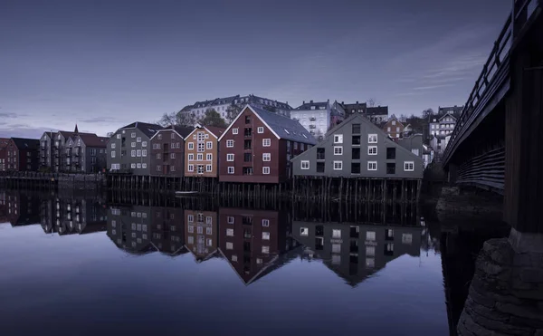 夜のトロンハイム旧市街、ノルウェー — ストック写真