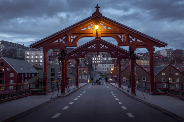 Oude houten brug - Gamle Bybro in Trondheim, Noorwegen — Stockfoto