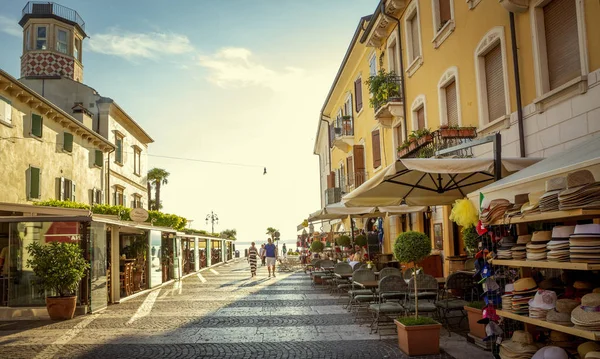 Lazise by på Garda lake i Italia – stockfoto