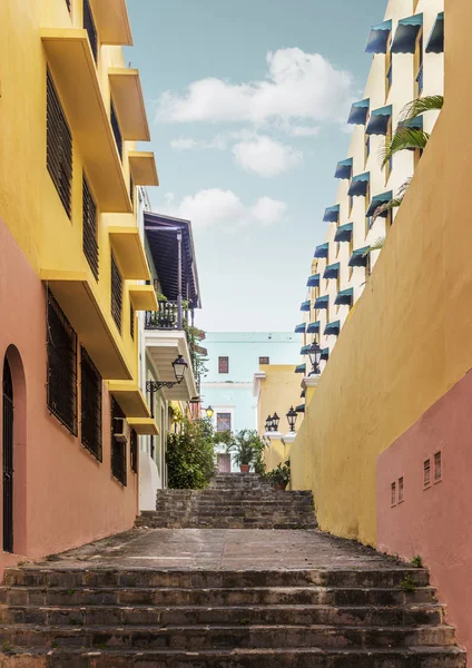 Colorida calle en el Viejo San Juan, Puerto Rico — Foto de Stock