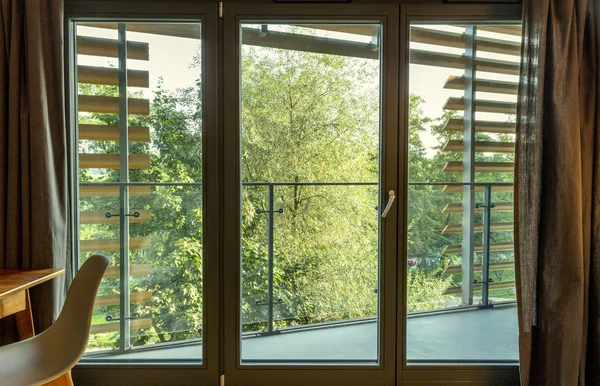 Vista sobre los árboles desde el balcón de un apartamento moderno —  Fotos de Stock