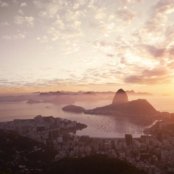 Montaña de pan de azúcar al amanecer - Río de Janeiro, Brasil — Foto de Stock