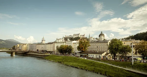 Salzburg stare miasto z zamkiem w tle, Austria — Zdjęcie stockowe