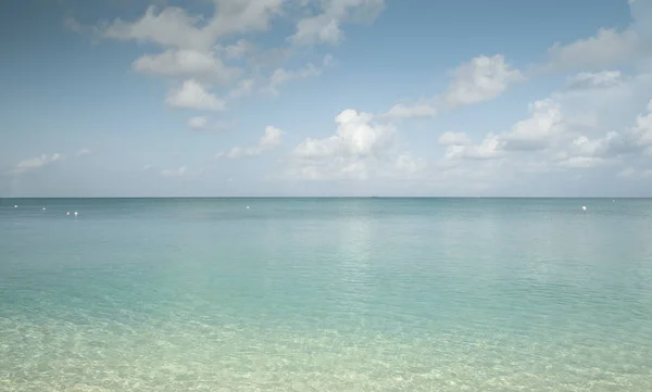 Seven mile Beach na Grand Cayman Island, Caribbeans — Zdjęcie stockowe