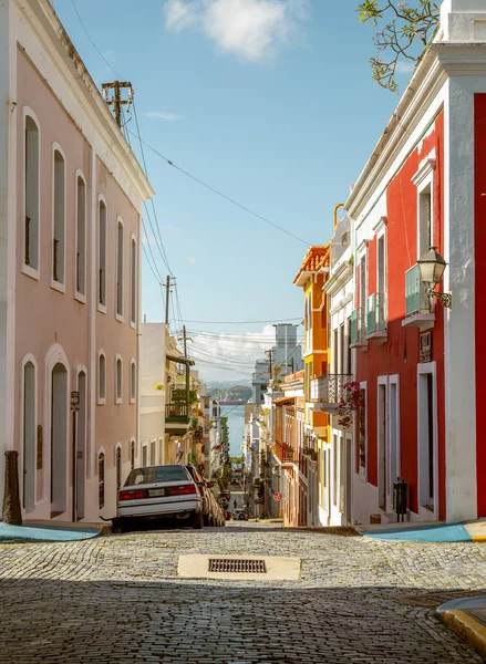 Calle llena de coloridas casas en el viejo San Juan, Puerto Rico — Foto de Stock