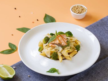 Somonlu makarna, brokoli ve portakal soslu pesto sosu..