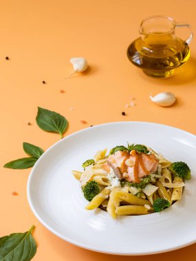 Somonlu makarna, brokoli ve portakal soslu pesto sosu..