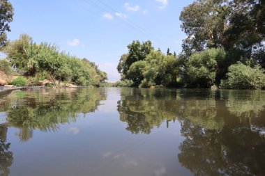 İsrail 'deki Kfar Blum Barajı' ndaki Ürdün Nehri 'nin ayna görüntüsü.