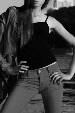 Yakın çekim giysili güzel kız modeli