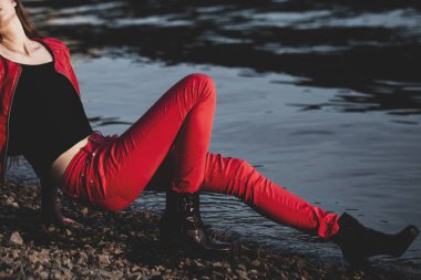 Yakın çekim giysili güzel kız modeli