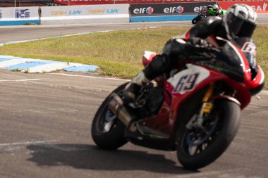 Güçlü spor motosiklet yakın çekim yarışlarda