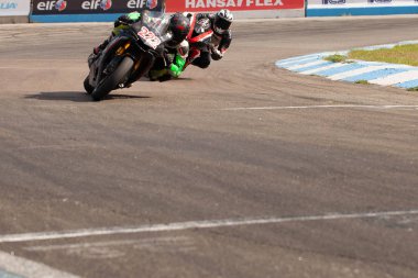 Güçlü spor motosiklet yakın çekim yarışlarda