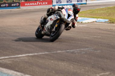 Güçlü spor motosiklet yakın çekim yarışlarda