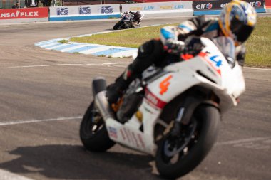 Güçlü spor motosiklet yakın çekim yarışlarda