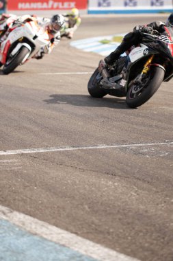 Güçlü spor motosiklet yakın çekim yarışlarda