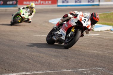 Güçlü spor motosiklet yakın çekim yarışlarda