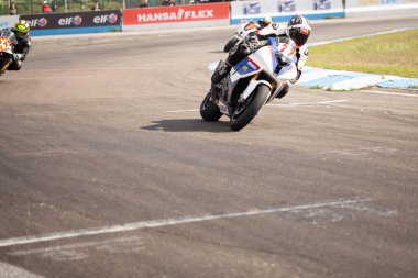 Çevre yolu güçlü spor bisiklet yarışı