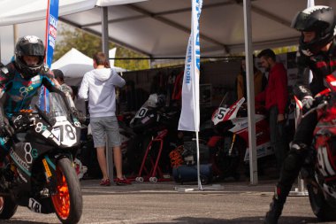 Çevre yolu güçlü spor bisiklet yarışı