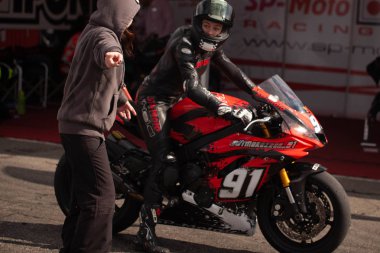 Çevre yolu güçlü spor bisiklet yarışı