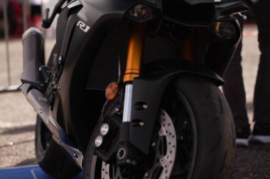 Çevre yolu güçlü spor bisiklet yarışı