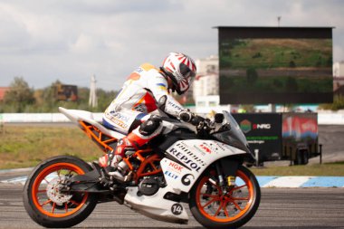 Çevre yolu güçlü spor bisiklet yarışı