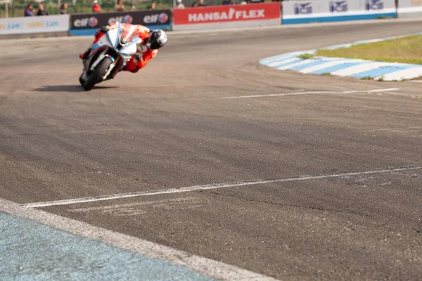 クローズ アップ レースで強力なスポーツのオートバイ — ストック写真