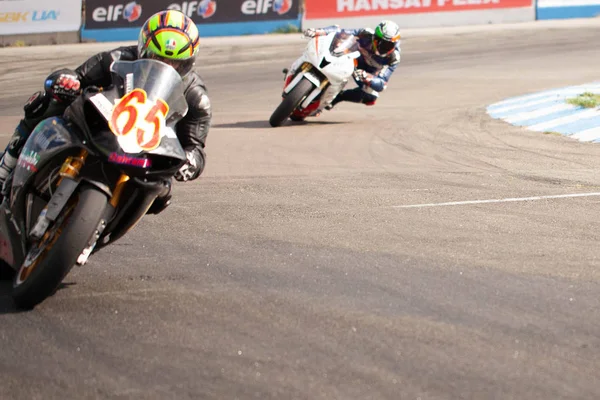 環状道路の強力なスポーツ バイク レース — ストック写真