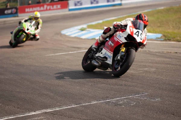 Çevre yolu güçlü spor bisiklet yarışı