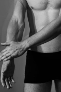 Güzel ve şık giysiler içinde yüzü olmayan bir adam fotoğrafı