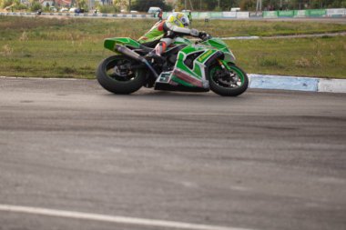 Moda ve şık stüdyo yakın çekim bir modelinde fotoğrafı