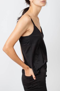 Moda giysiler yakın çekim, yüzü olmayan bir model fotoğrafı.