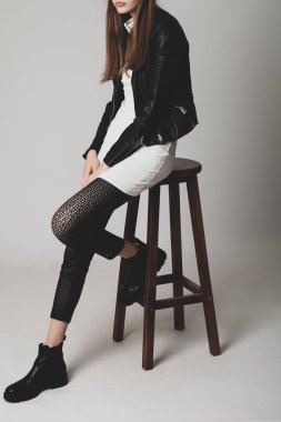 Moda giysiler yakın çekim, yüzü olmayan bir model fotoğrafı.