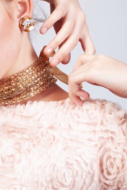 Yaratıcı moda fotoğraf giysi tasarımcısı bir kız modeli