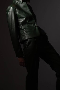 Yaratıcı moda fotoğraf giysi tasarımcısı bir kız modeli