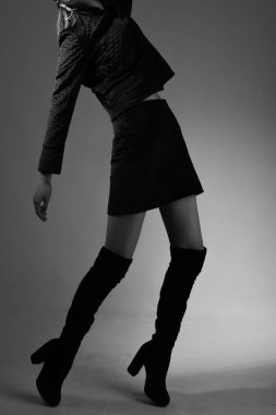 Yaratıcı moda fotoğraf giysi tasarımcısı bir kız modeli