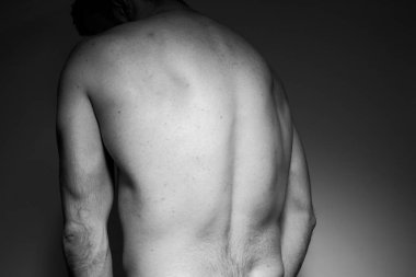 Siyah ve beyaz fotoğraf Studio yakışıklı ve sportif adam yakın çekim