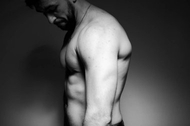 Siyah ve beyaz fotoğraf Studio yakışıklı ve sportif adam yakın çekim